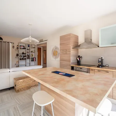 Chateau De La - 2 Avec Terrasse, Climatisation, Parking Prive Securise - A 100m Des Plages Apartment